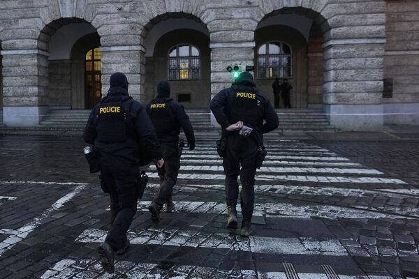 警察走向捷克共和国布拉格查尔斯大学哲学系大楼,图片来源:AP Photo/Petr David Josek 警察走向捷克共和国布拉格查尔斯大学哲学系大楼,图片来源:AP Photo/Petr David Josek